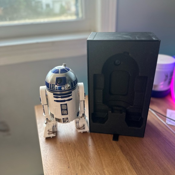 App enabled controllable R2D2 - Picture 3 of 6